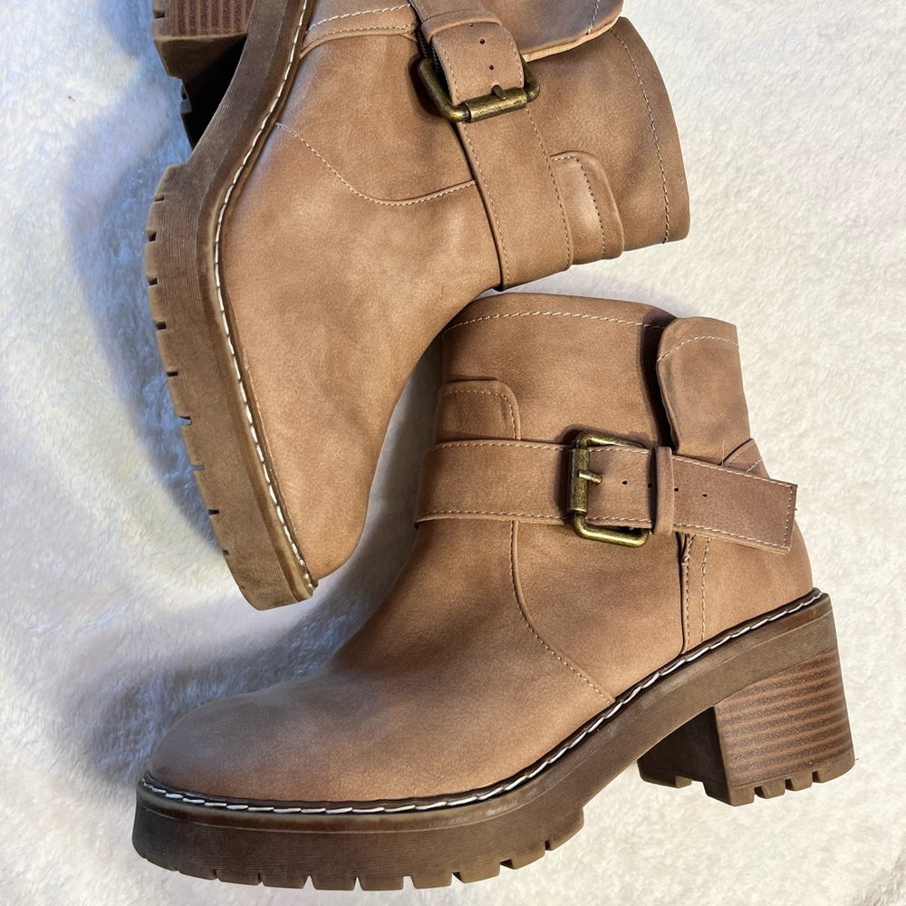 Torrid Women’s 8W Taupe Brown Ankle Boots Buckle Strap Lug Sole Combat Boots